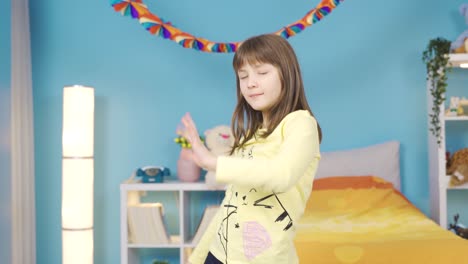 Dancer-little-girl-performing-dance-show-in-her-room-at-home.